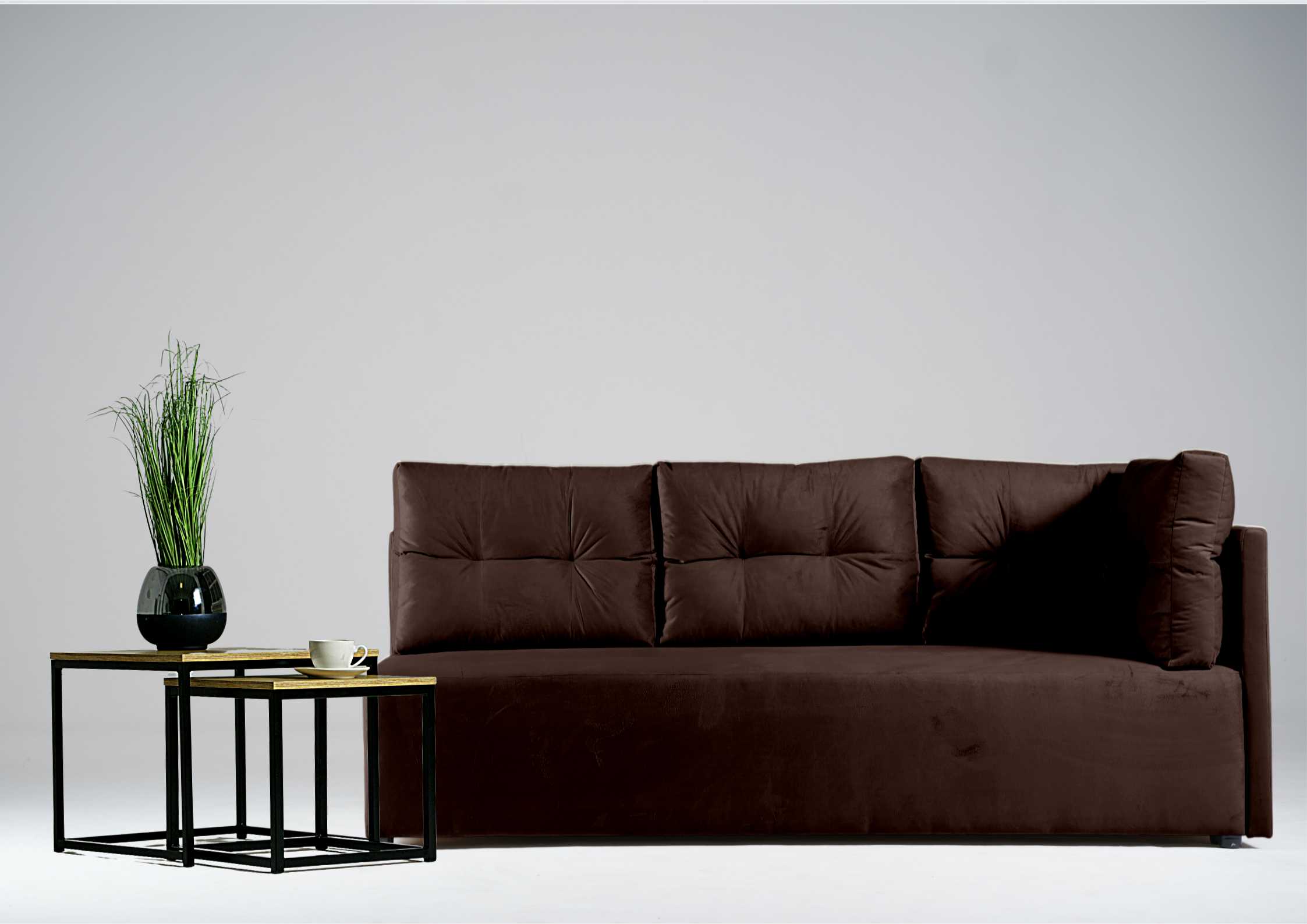 Brązowa sofa do salonu 
